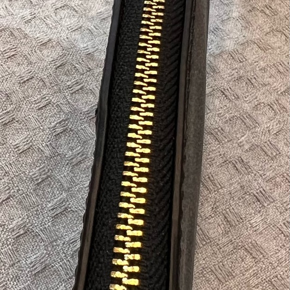 Gorgeous, NWT, black/brown COACH Signature “C” PVC Leather corner zip wristlet - Picture 12 of 15